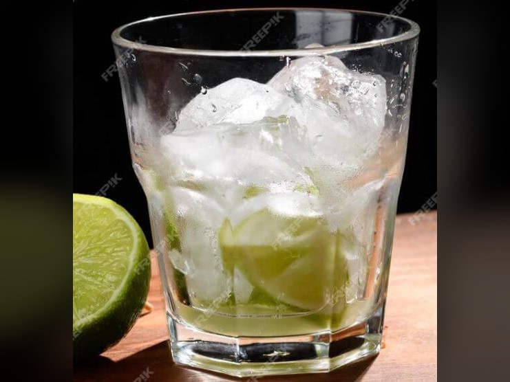 Copo com Limão e Gelo